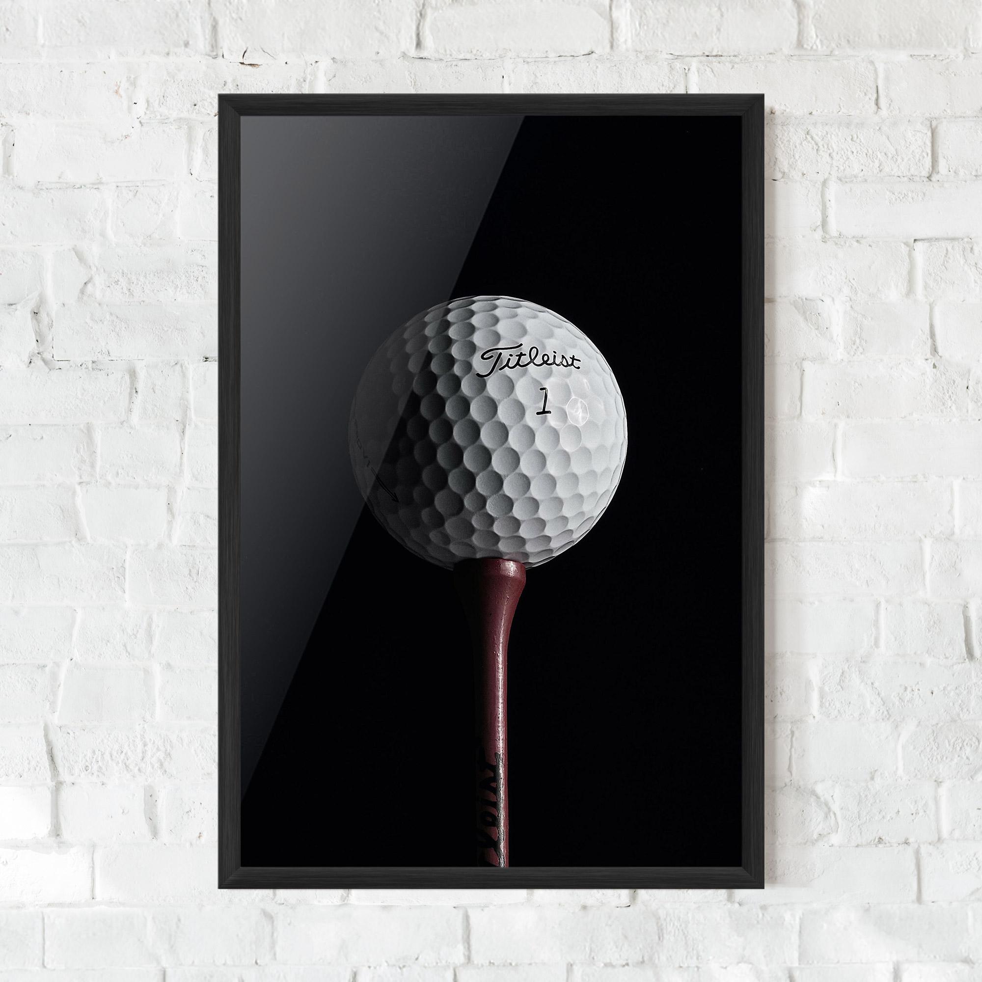 Keretezett Poszter White Golf Ball On Black mockup 0