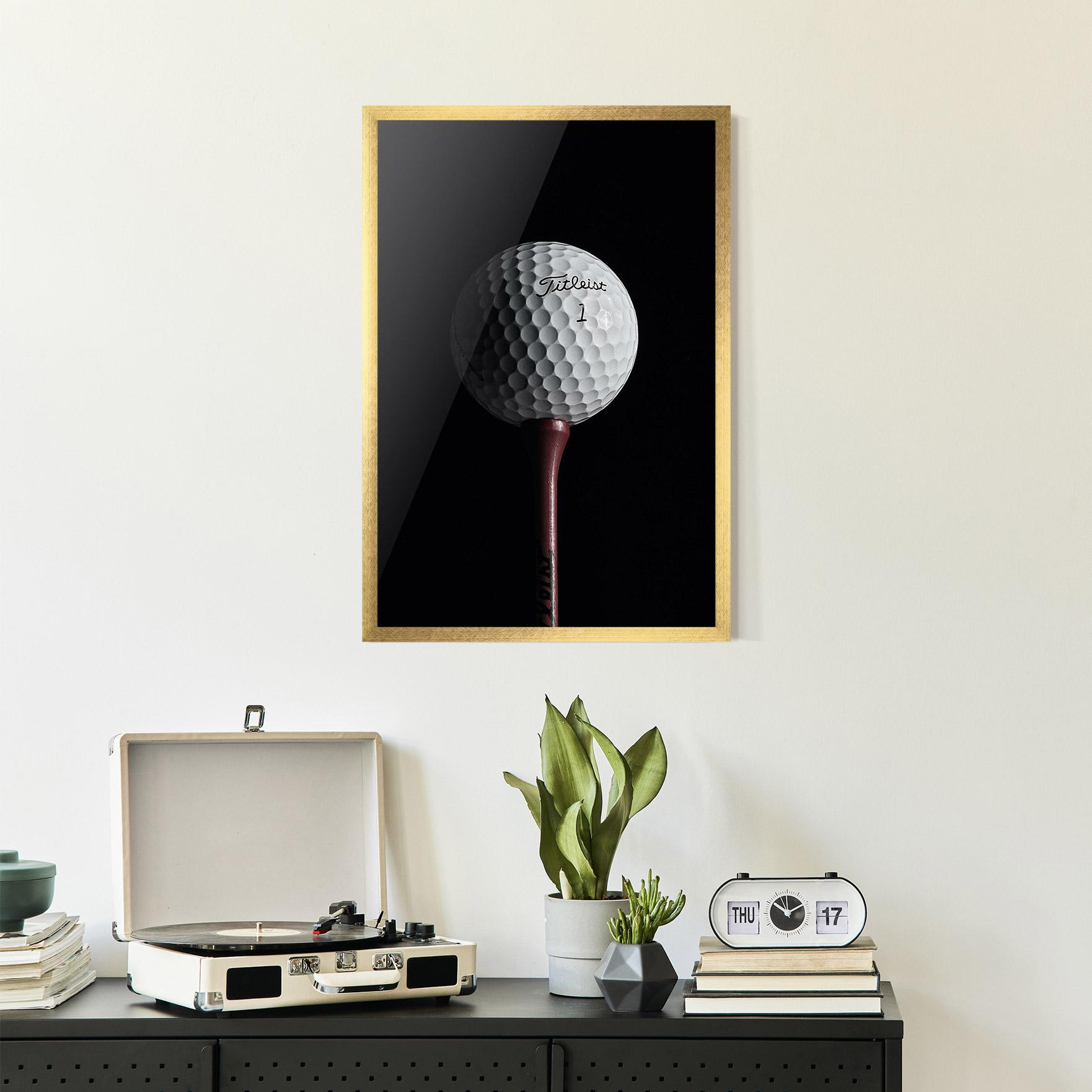 Keretezett Poszter White Golf Ball On Black mockup 2