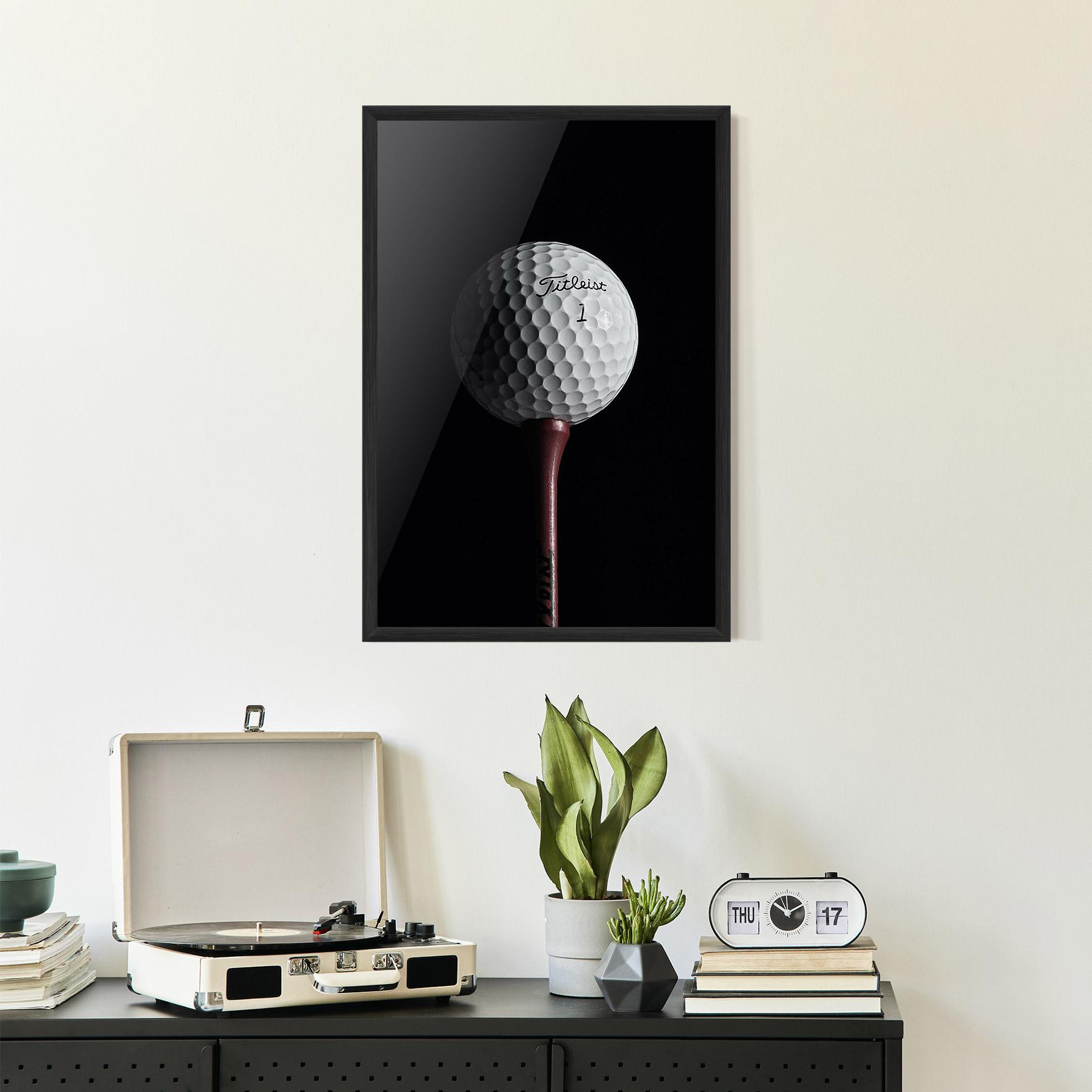 Keretezett Poszter White Golf Ball On Black mockup 2