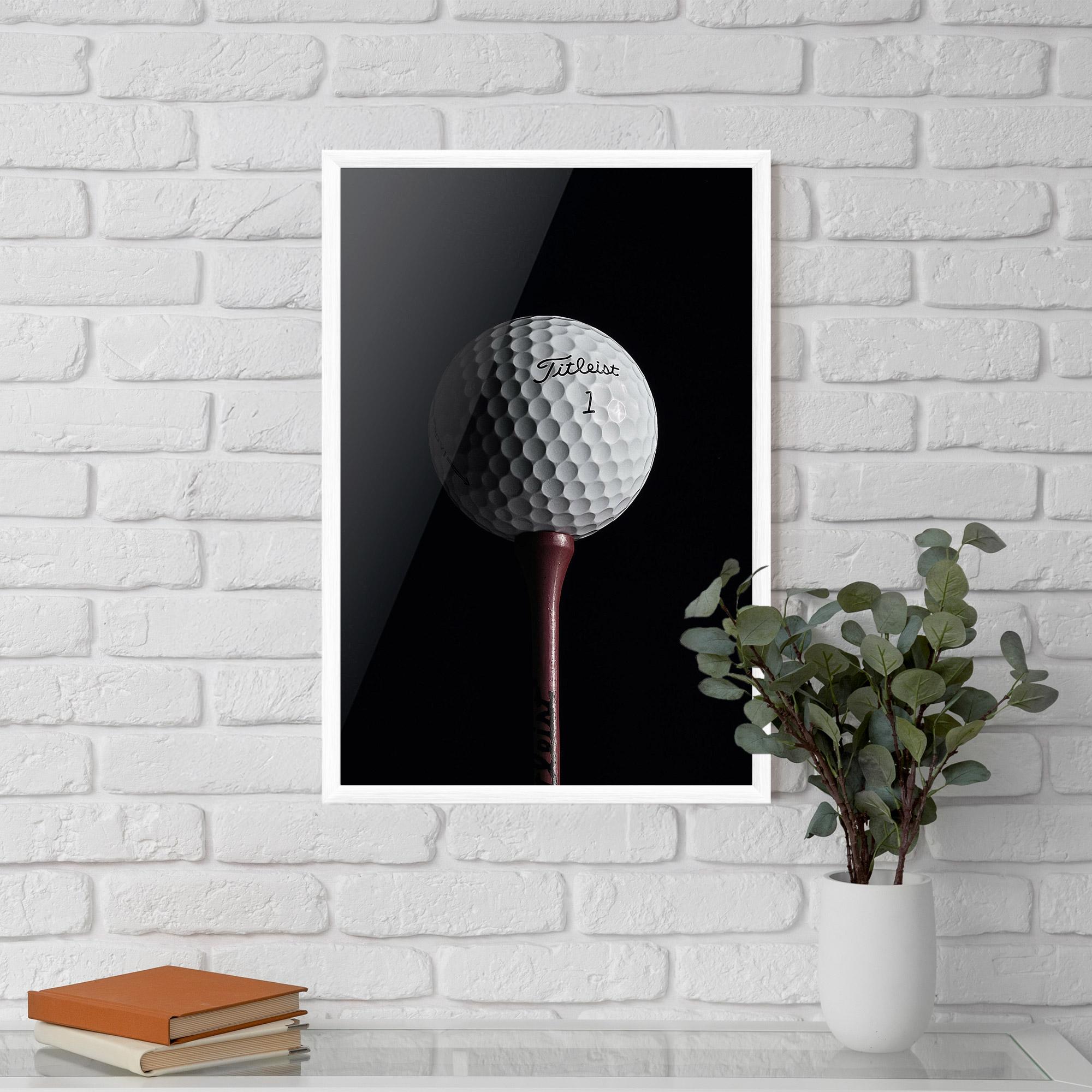 Keretezett Poszter White Golf Ball On Black mockup 5