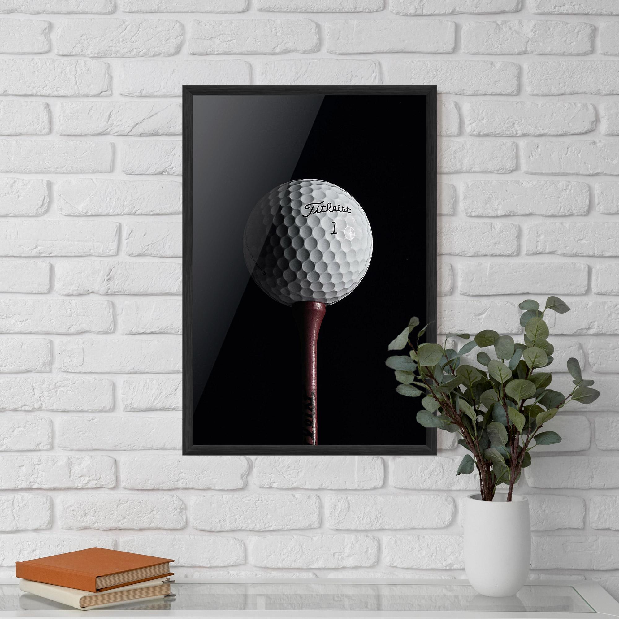 Keretezett Poszter White Golf Ball On Black mockup 5