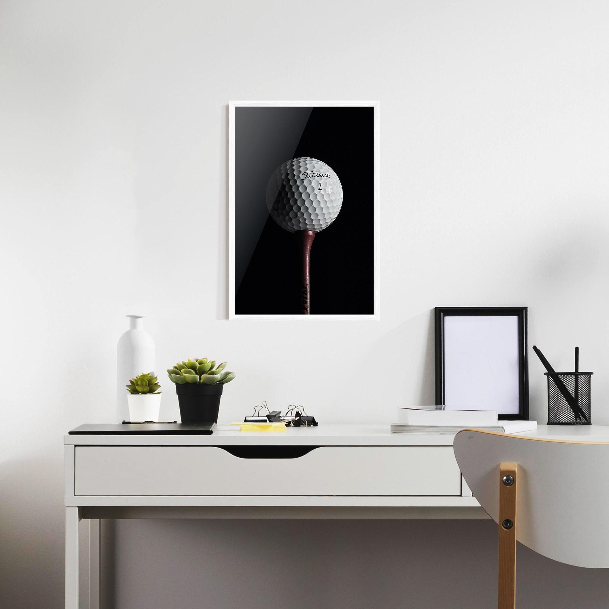 Keretezett Poszter White Golf Ball On Black mockup 7