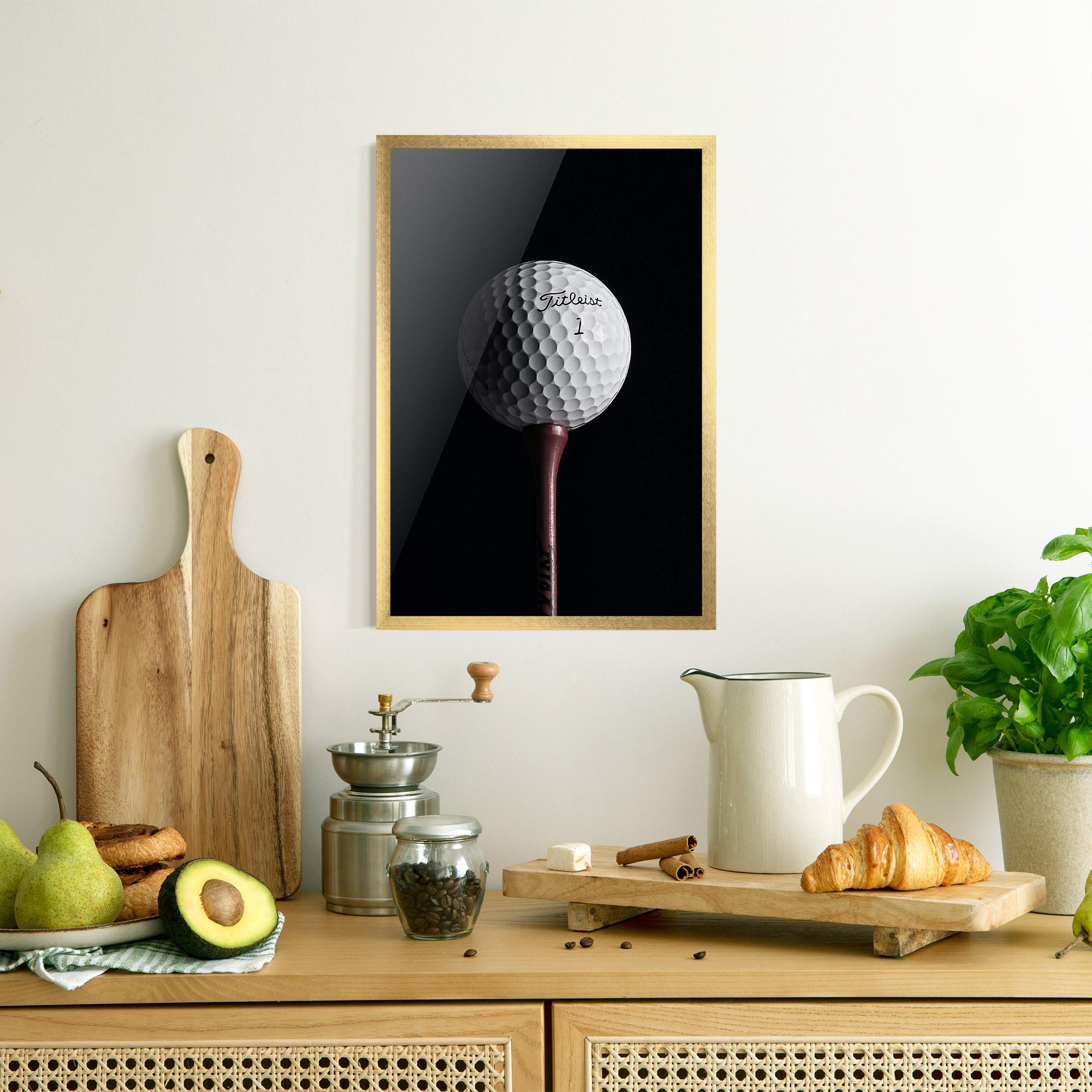Keretezett Poszter White Golf Ball On Black mockup 8
