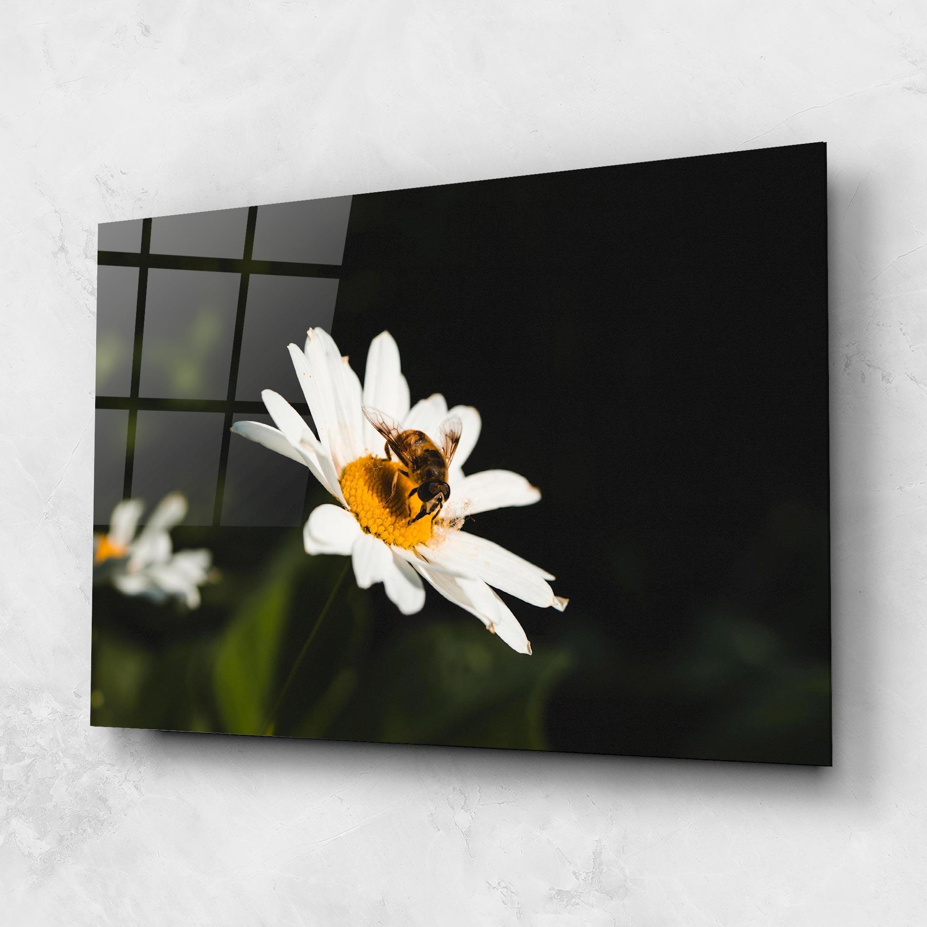 Üvegkép Bee Flying On Daisy mockup 1